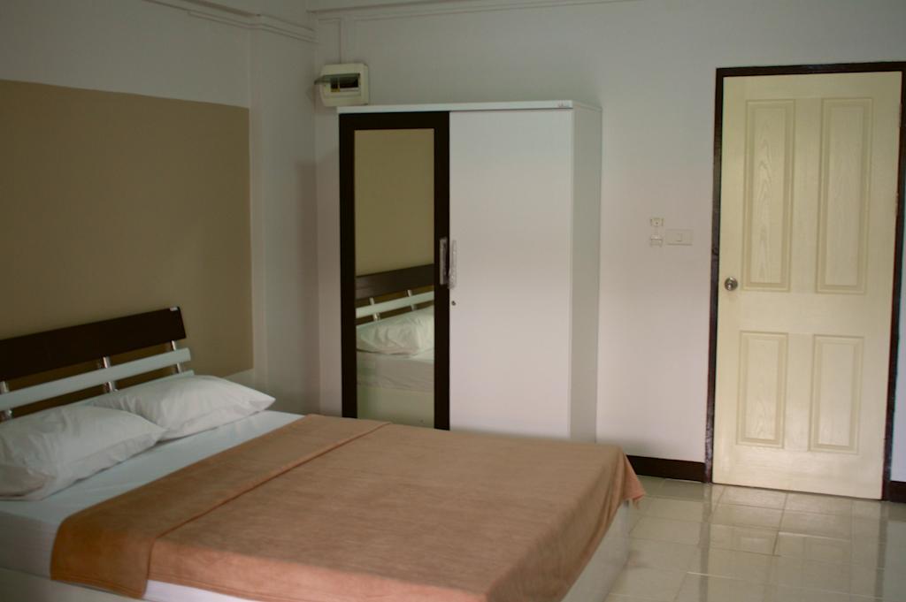 Baanbudsarin Apartment Szingburi Kültér fotó